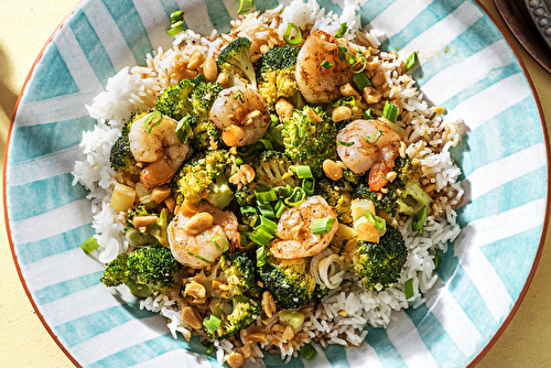 Crevettes sautées à la sauce au gingembre et citron vert avec des cacahuètes, du brocoli et du riz