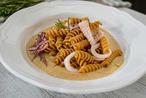 Fusilli integrali aux calamars sautés sur crème de pois de chiches au romarin