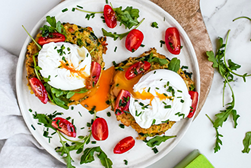 Galettes de quinoa et boulgour aux épices tandoori, légumes, fromage frais, œuf et salade