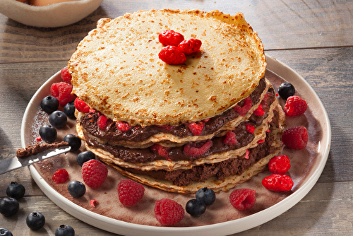 Gâteau de crêpes à la mousse au chocolat et aux fruits rouges