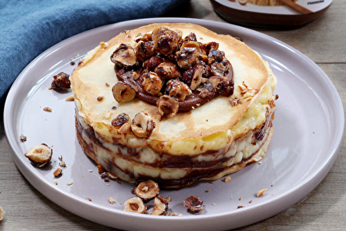 Mille-feuilles de crêpes au Nutella, crème à la vanille et noisettes caramélisées