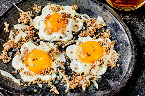 Oeufs de poule au plat au kasha et au vieux comté