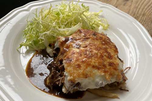 Pastitsio de boeuf, macaronis gratinés et pointe de cannelle