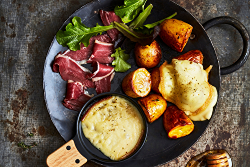 Raclette revisitée avec des pommes de terre rôties au miel et du magret fumé