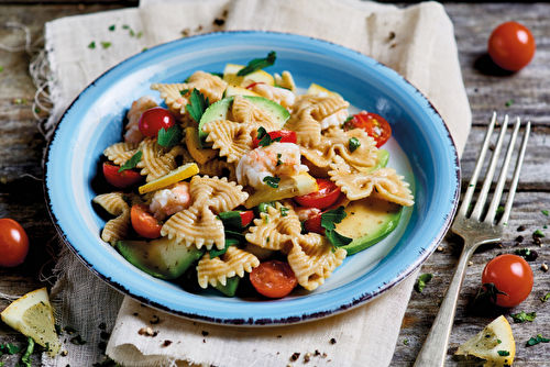 Salade de Farfalle Rigate integrali à l’avocat, aux crevettes et au citron