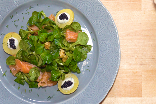 Salade de mâche au saumon fumé et pommes de terre aux œufs de lompe