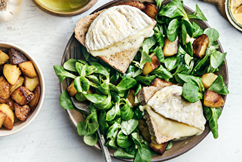 Salade de mâche & betterave Florette, pommes de terre sautées et Saint Marcellin chaud sur pain de campagne