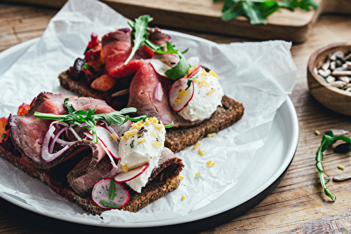 Smørrebrød au rosbeef de bœuf de Limousin Label Rouge, salade de betteraves confites aux graines et agrumes, sauce raifort