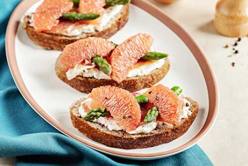 Tartines de chèvre frais au pamplemousse de Floride, asperges et jambon cru