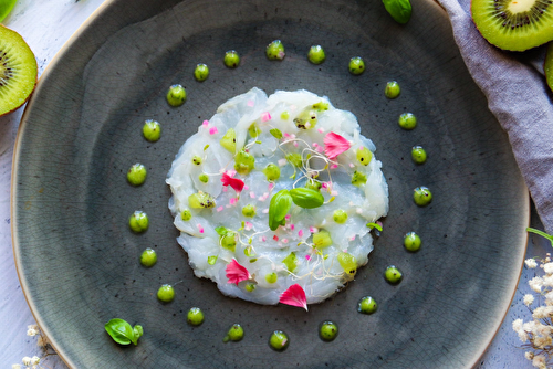 Carpaccio de bar au kiwi et basilic