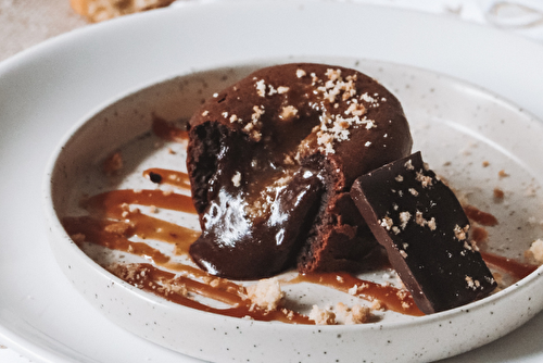 Coeurs coulants au chocolat, éclats de Palets de Pont-Aven Traou Mad et caramel beurre salé