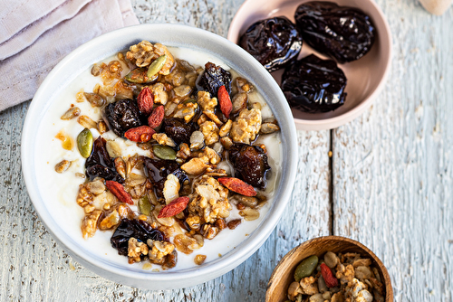 Fromage frais au granola aux épices douces et Pruneaux d’Agen IGP