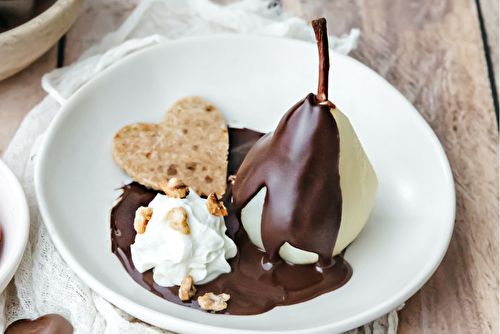 Poires pochées au chocolat et chantilly à la crème de coco Bjorg