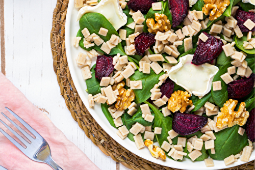 Salade hivernale de crozets Alpina Savoie aux betteraves rôties, épinards frais, chèvre et noix