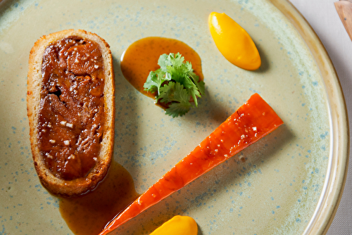 Agneau confit en croûte de pain, feuilles à feuilles de carottes, chutney de fruits secs de Provence, coriandre et jus d’agneau au vinaigre Nebbiolo