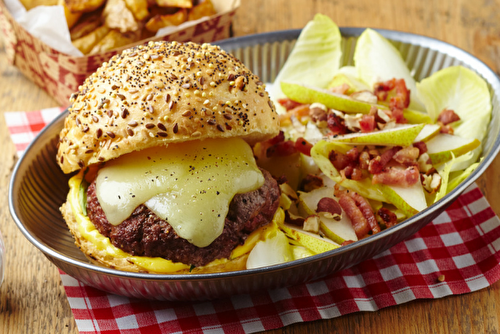 Burger basque de bœuf à l’Ossau-Iraty, salade d’endives aux poires