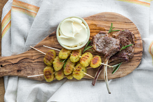 Côtelettes d’agneau grillées et gnocchi à poêler Giovanni Rana Tradition, sauce aïoli