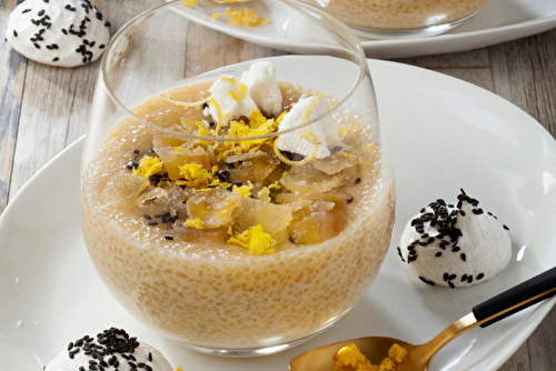 Crèmes desserts tapioca au lait d’amande et meringues végétales citronnées au sésame noir