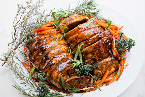 Epaule d’agneau confite au vin rouge et bâton de réglisse, carottes fondantes