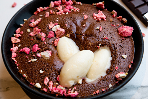 Mousse soufflée chaude au chocolat et éclats de praline rose