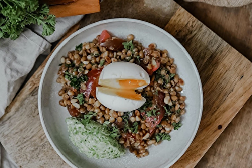 Salade de lentilles à l’oeuf mollet, accompagnée d’un houmous de petit pois et chèvre frais