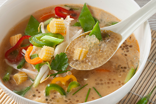 Soupe thaï de perles Japon aux légumes et lait de coco