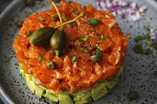 Tartare de saumon à l’avocat et aux caprons bios au vinaigre Bravo Hugo