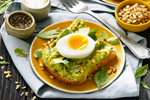 Toast avocat pesto et oeuf coulant