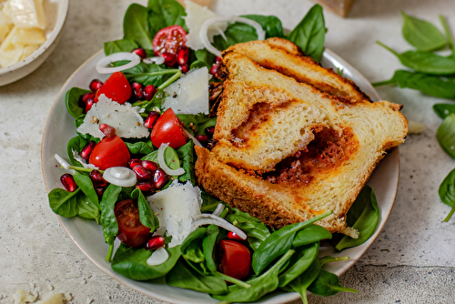 Babka salée au Grana Padano et pesto rosso