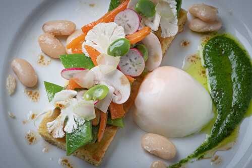 Blinis de haricots Tarbais aux légumes printaniers et oeuf parfait