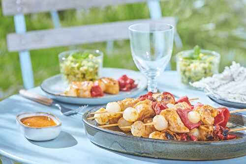 Brochettes de porc mariné à l’aigre douce, piquillos et oignons grelots