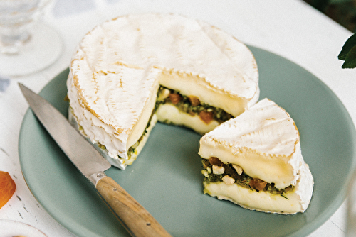 Camembert farci aux herbes aromatiques, noisettes torréfiées et abricots secs