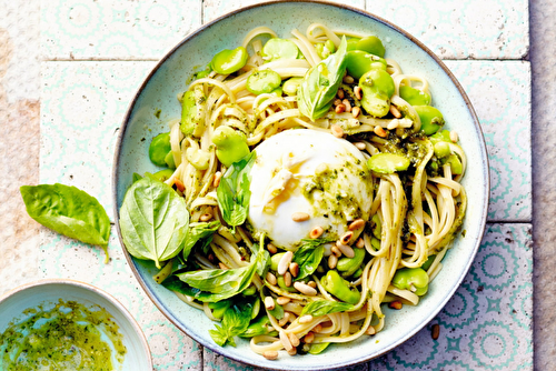 Linguine aux fèves et pesto, basilic et burrata