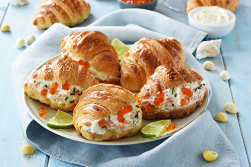 Mini-croissants farcis fromage ail et fines herbes au saumon