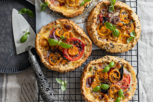 Mini tartes rustiques à la mozzarella et aux petits oignons blancs bio Bravo Hugo