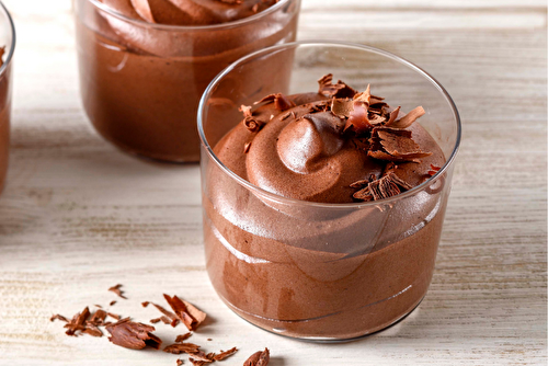 Mousse au chocolat aromatisée au sirop de chocolat