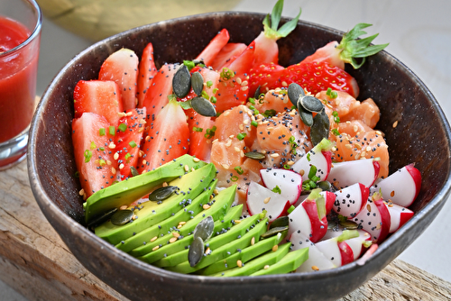 Poke bowl avocat-fraises