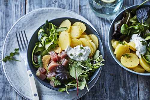 Poke bowls de pommes de terre et thon à la crème de feta