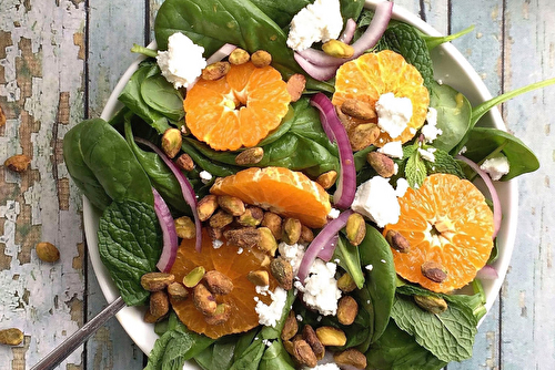 Salade d’épinards aux pistaches, fromage de chèvre, menthe et oranges