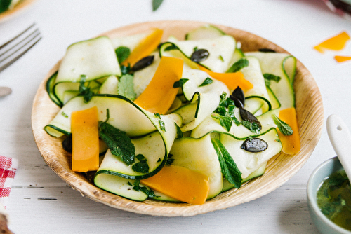 Salade de courgettes marinées, lamelles de mimolette, graines de courge et menthe