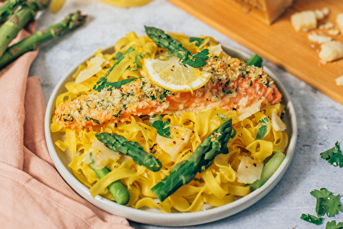 Saumon en croûte de Grana Padano et tagliatelles aux asperges