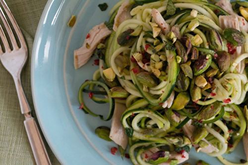 Spaghettis de courgettes aux pistaches Wonderful, à l’ail et au poulet