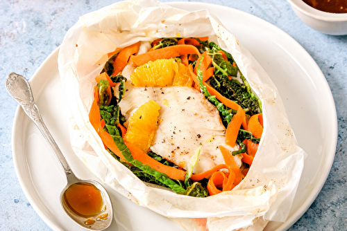 Tacaud en papillote, chou, carottes et sauce à l’orange