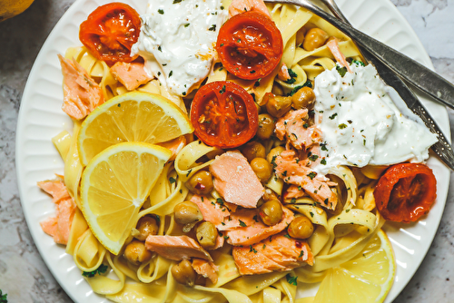 Tagliatelles au saumon sauce citron, pois chiches et tomates rôties à l’ail