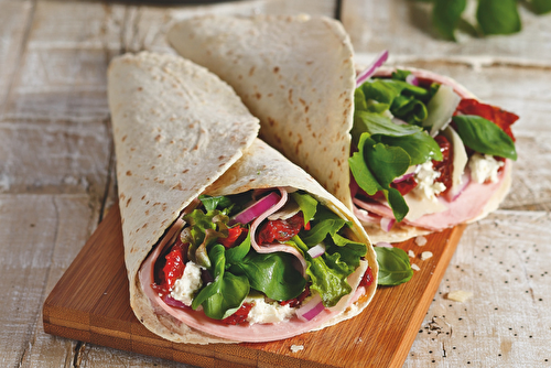 Wraps au jambon, fromage frais et tomates confites