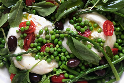 Asperges sauvages, petits pois et oseille, burrata des Pouilles aux olives de Kalamata