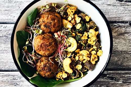 Bowl vitalité au granola cumin, cajou, curcuma, pâtes de sarrasin, épinards et falafels