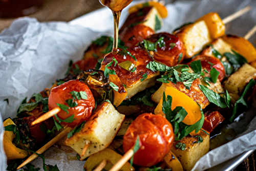 Brochettes de Halloumi au miel de bruyère, herbes fraîches et citron