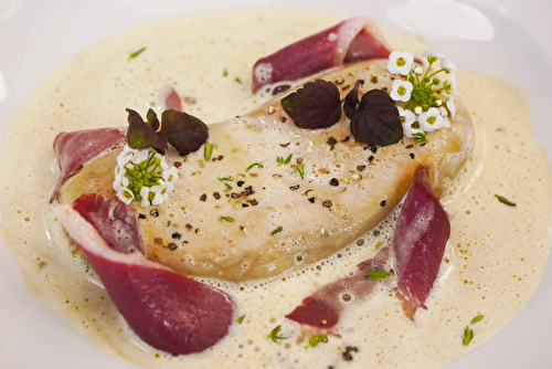 Escalopes de foie gras de canard cuit vapeur à la crème de lentilles et magret fumé