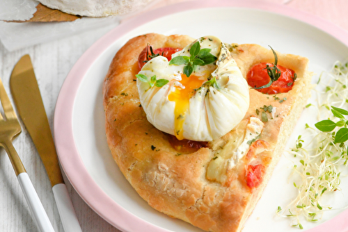 Foccacia au Mothais sur feuille et oeuf poché